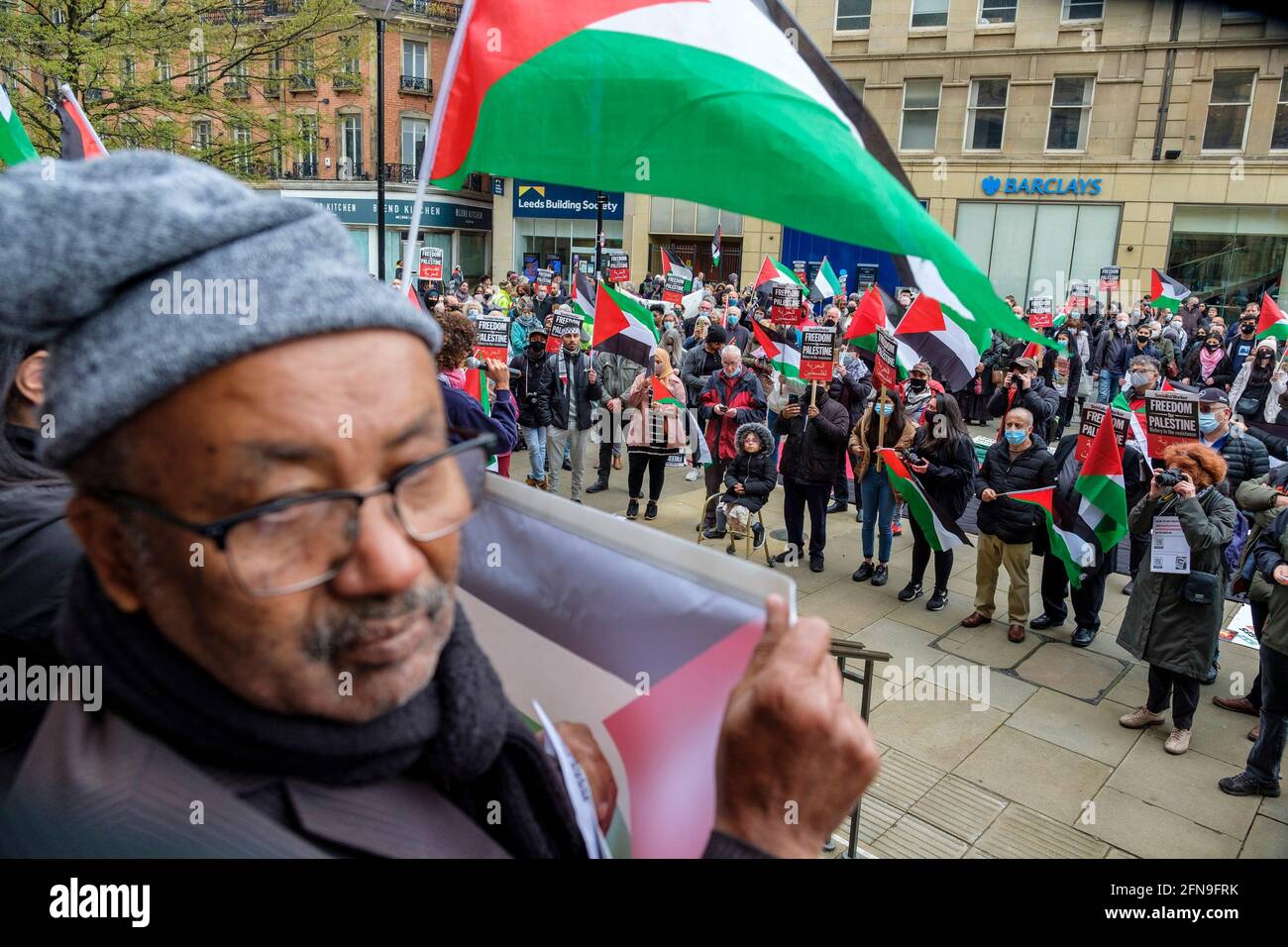 Sheffield, Großbritannien – 15. Mai 2021: Demonstranten halten Plakate und Fahnen während einer Protestaktion zur „Palestine Solidarity Campaign“ von Sheffield vor dem Rathaus von Sheffield im Stadtzentrum. Die Demonstranten demonstrierten gegen die jüngsten Angriffe israelischer Streitkräfte auf die Palästinenser im Gazastreifen und die Zusammenstöße in Ostjerusalem. Kredit: Mark Harvey/Alamy Live Nachrichten Stockfoto