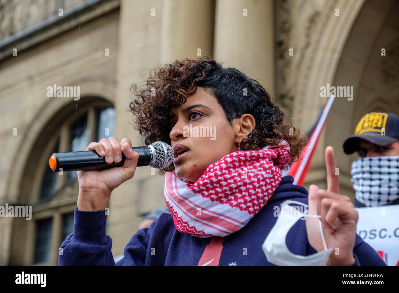 Sheffield, Großbritannien – 15. Mai 2021: Demonstranten halten Plakate und Fahnen während einer Protestaktion zur „Palestine Solidarity Campaign“ von Sheffield vor dem Rathaus von Sheffield im Stadtzentrum. Die Demonstranten demonstrierten gegen die jüngsten Angriffe israelischer Streitkräfte auf die Palästinenser im Gazastreifen und die Zusammenstöße in Ostjerusalem. Kredit: Mark Harvey/Alamy Live Nachrichten Stockfoto