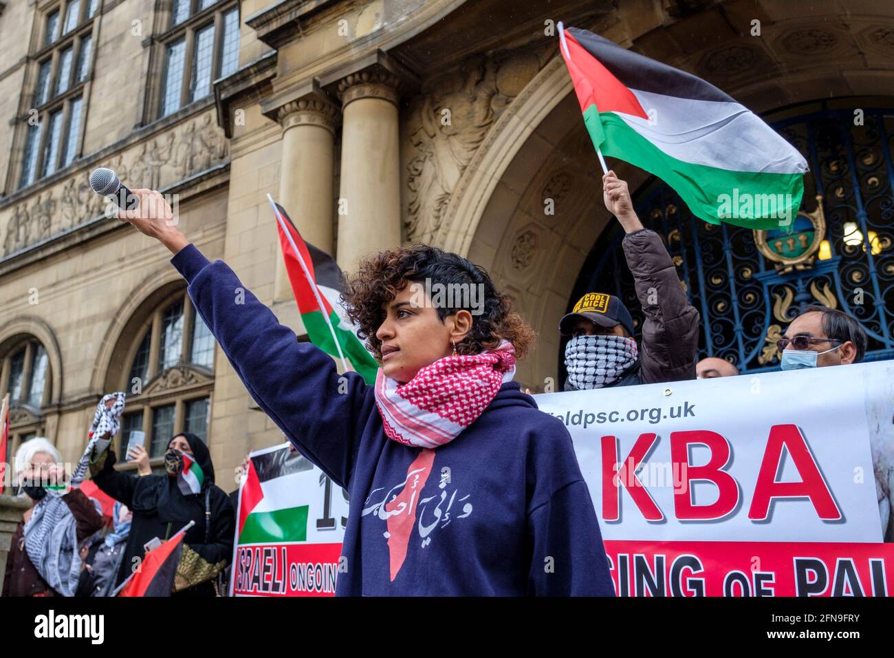 Sheffield, Großbritannien – 15. Mai 2021: Demonstranten halten Plakate und Fahnen während einer Protestaktion zur „Palestine Solidarity Campaign“ von Sheffield vor dem Rathaus von Sheffield im Stadtzentrum. Die Demonstranten demonstrierten gegen die jüngsten Angriffe israelischer Streitkräfte auf die Palästinenser im Gazastreifen und die Zusammenstöße in Ostjerusalem. Kredit: Mark Harvey/Alamy Live Nachrichten Stockfoto