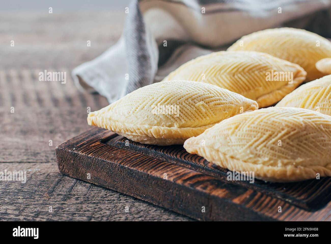 Aserbaidschanisches Dessert. Oriental Sweet Pastry Dessert - Shecurbura auf Holzbrett auf Holztisch Hintergrund Stockfoto