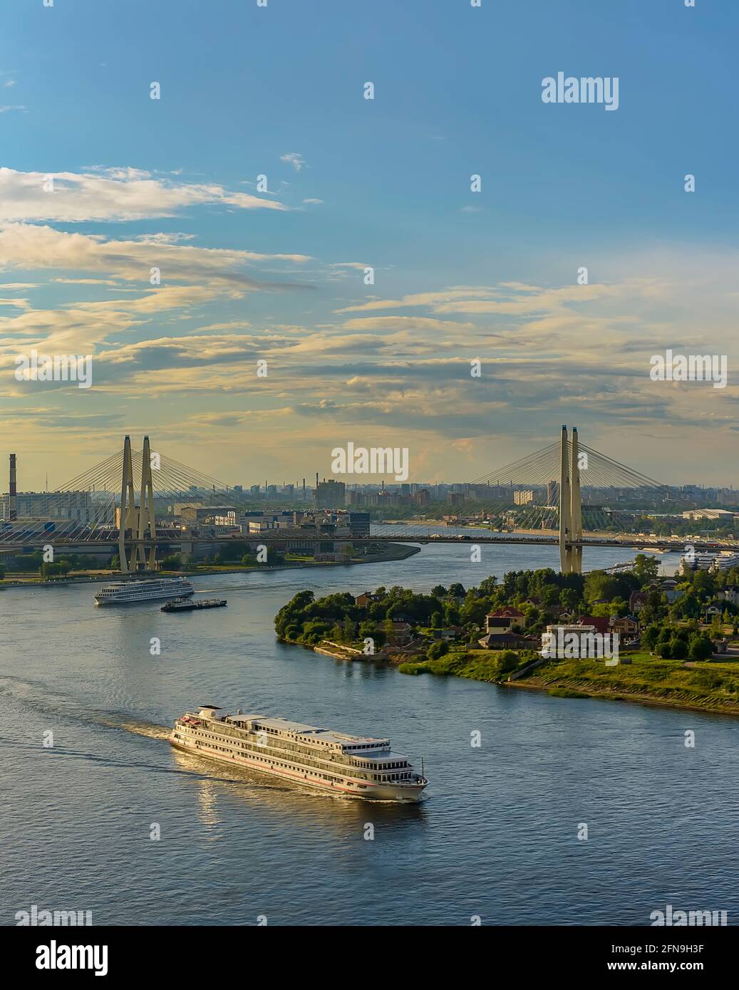 Dampfer machen sich auf eine Flusskreuzfahrt von St. Petersburg nach Valaam auf. Stockfoto