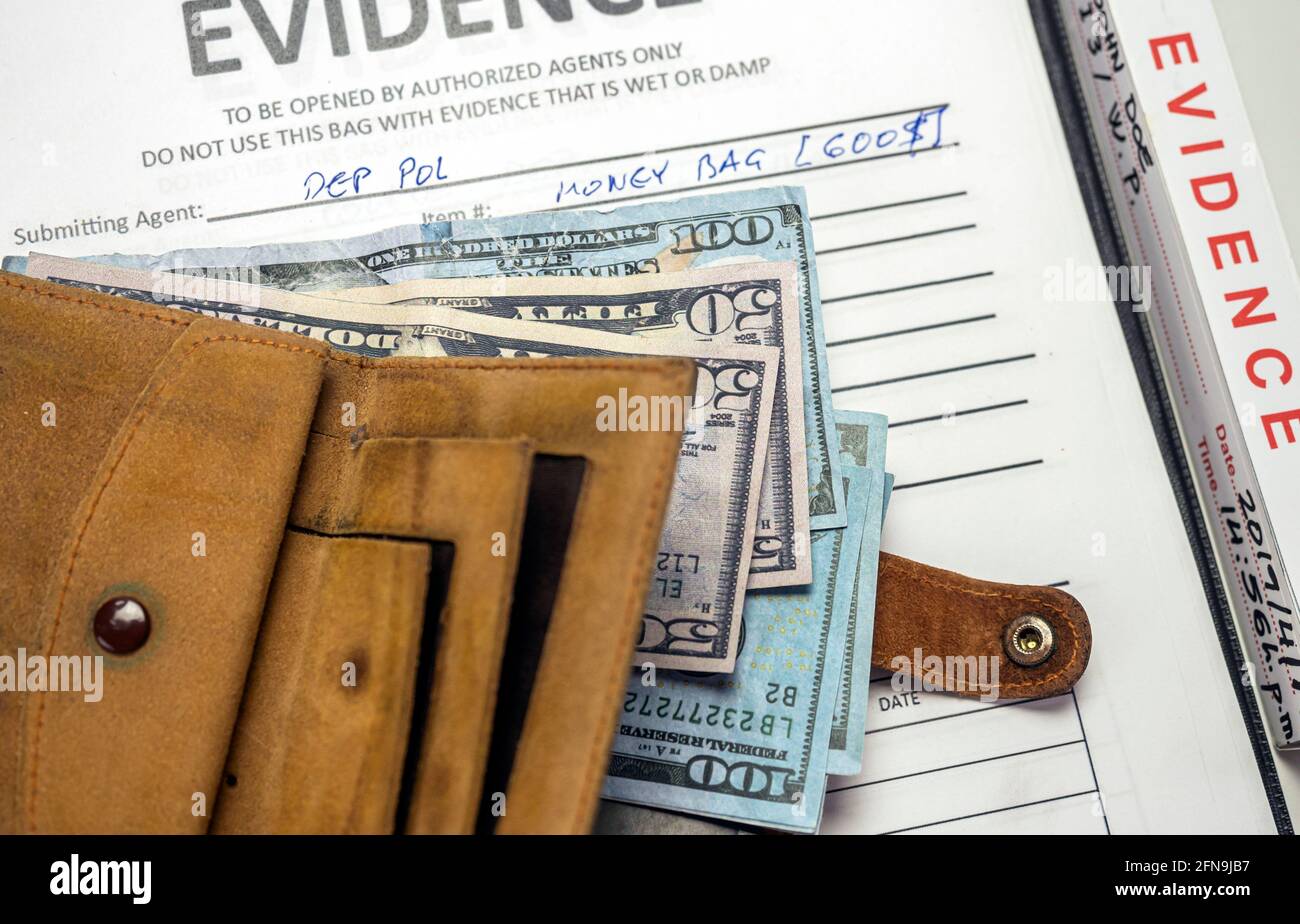 Einige hundert Dollar-Scheine in einer Brieftasche in einem Kriminallabor, Konzeptbild Stockfoto