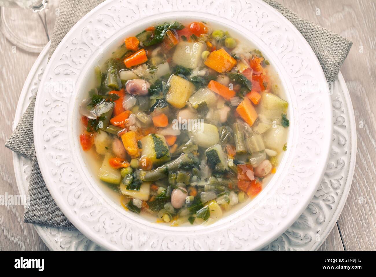 Minestrone Suppe auf einem Teller. Hochwertige Fotos. Stockfoto