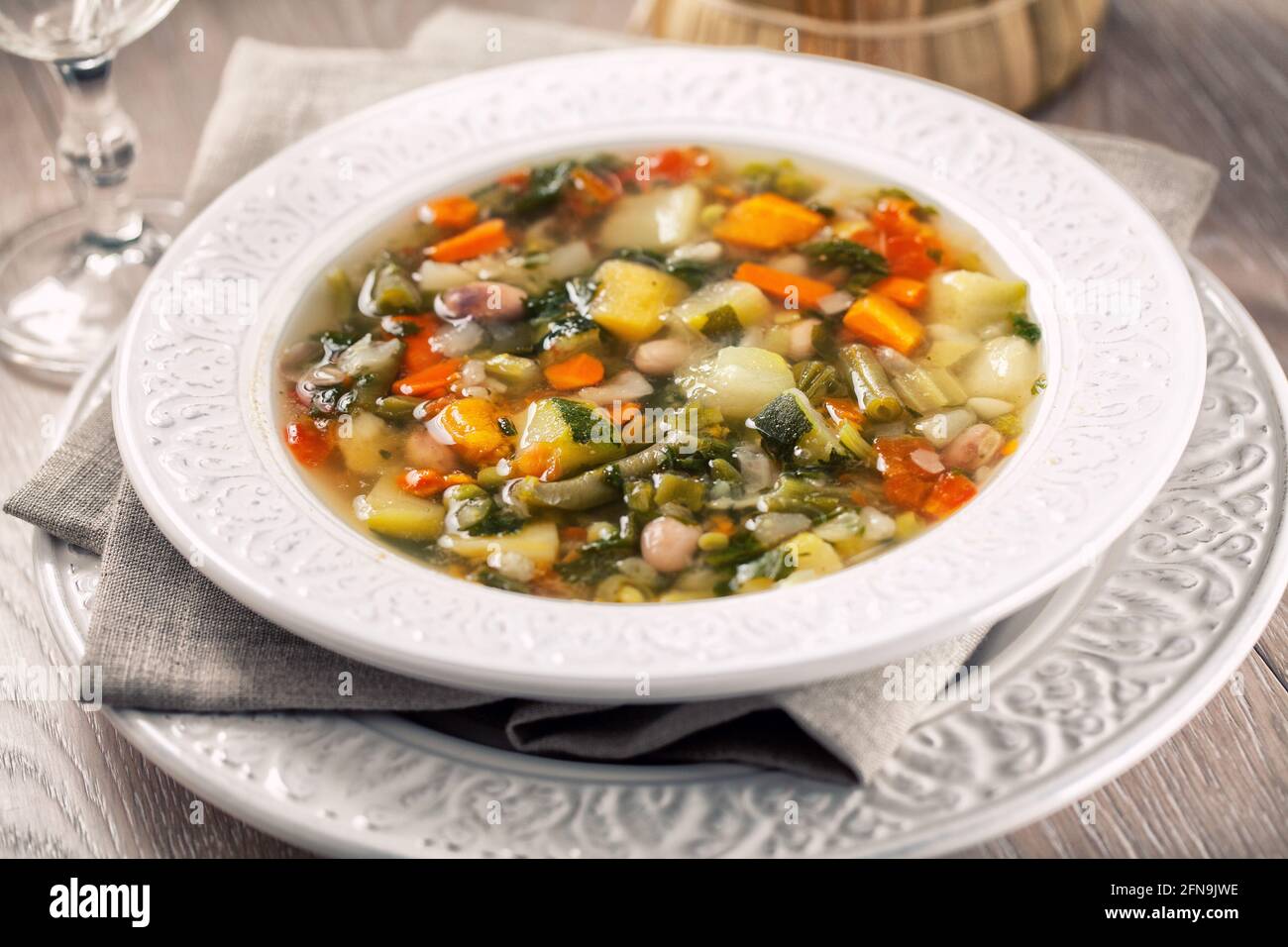 Minestrone Suppe auf einem Teller. Hochwertige Fotos. Stockfoto