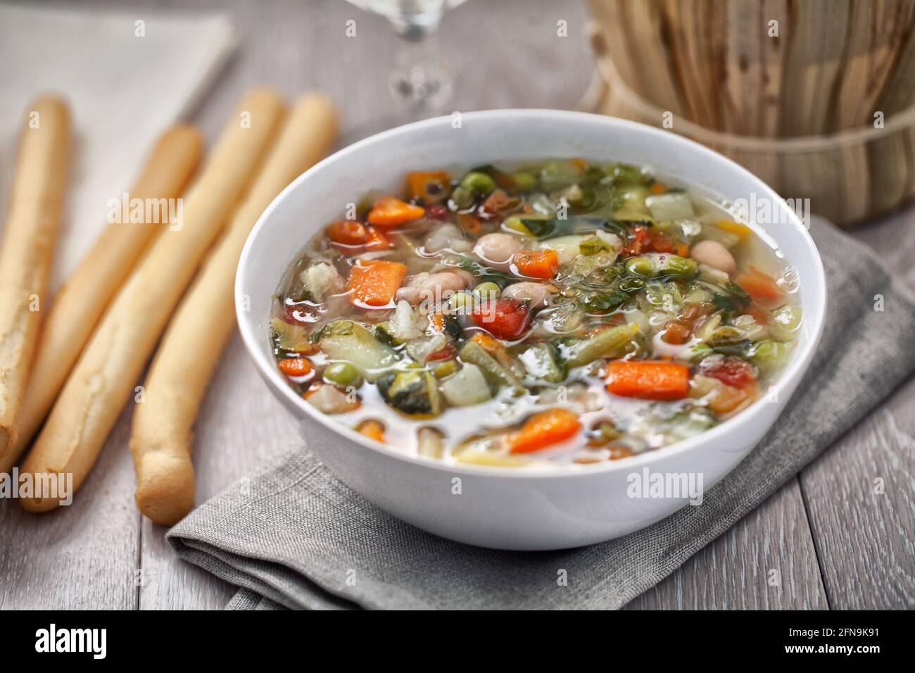 Minestrone Suppe auf einem Teller. Hochwertige Fotos. Stockfoto