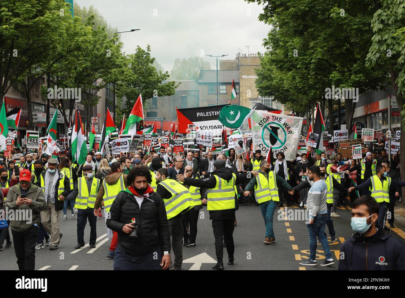 Israelische Botschaft - London, Großbritannien, 15. Mai 2021; viele Tausende von Menschen, darunter auch Menschen aus der Londoner palästinensischen Gemeinde, marschierten von Marble Arch zu den Toren der Isralie-Botschaft in Kensington, um gegen die Eskalation der Gewalt zwischen der israelischen und der palästinensischen Gemeinde im Ausland zu protestieren. Kredit: Natasha Quarmby/Alamy Live Nachrichten Stockfoto