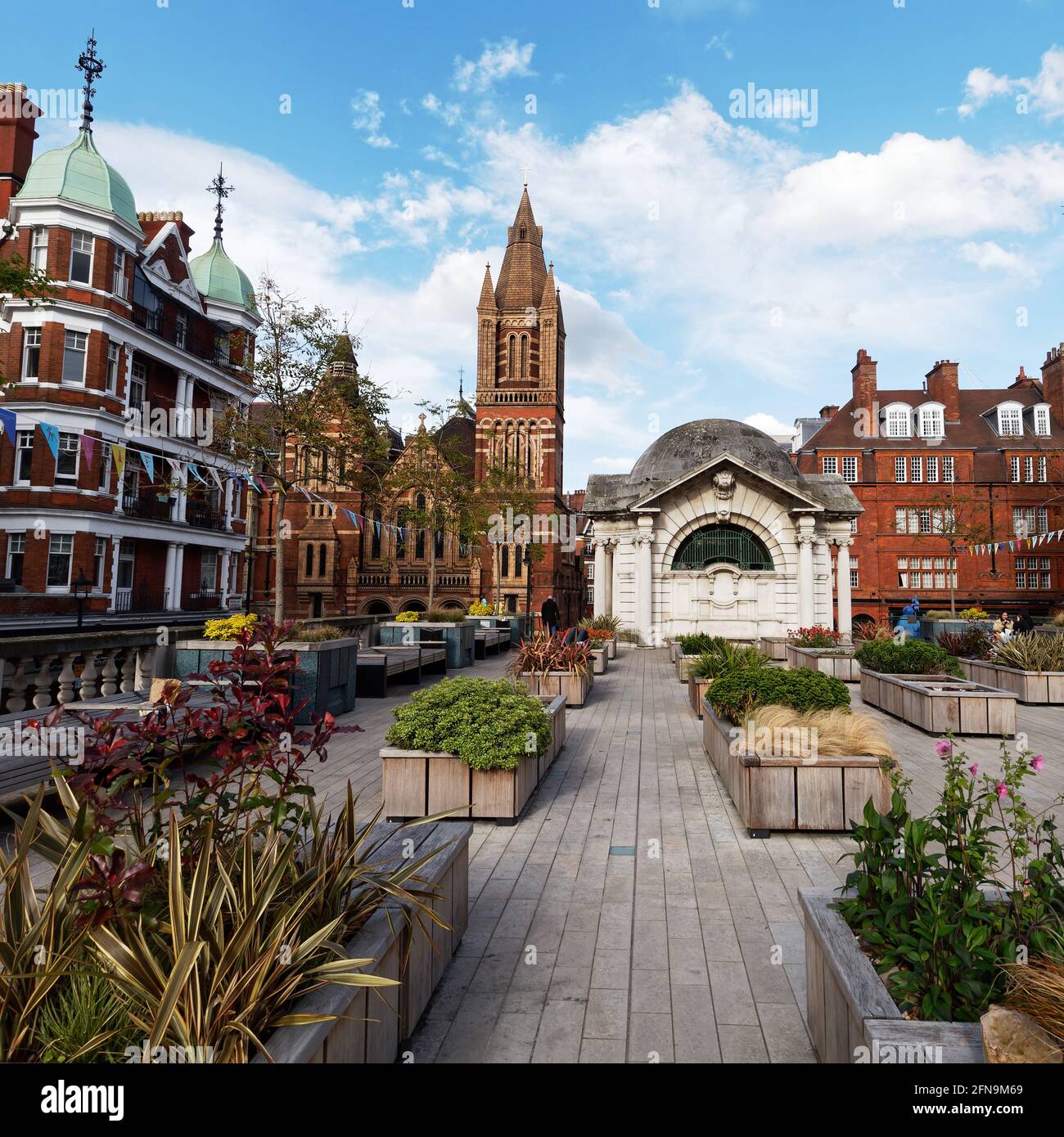 London, Greater London, England - 11 2021. Mai: Brown Hart Gardens in der Nähe der Oxford Street. Ukrainische katholische Kathedrale links. Stockfoto