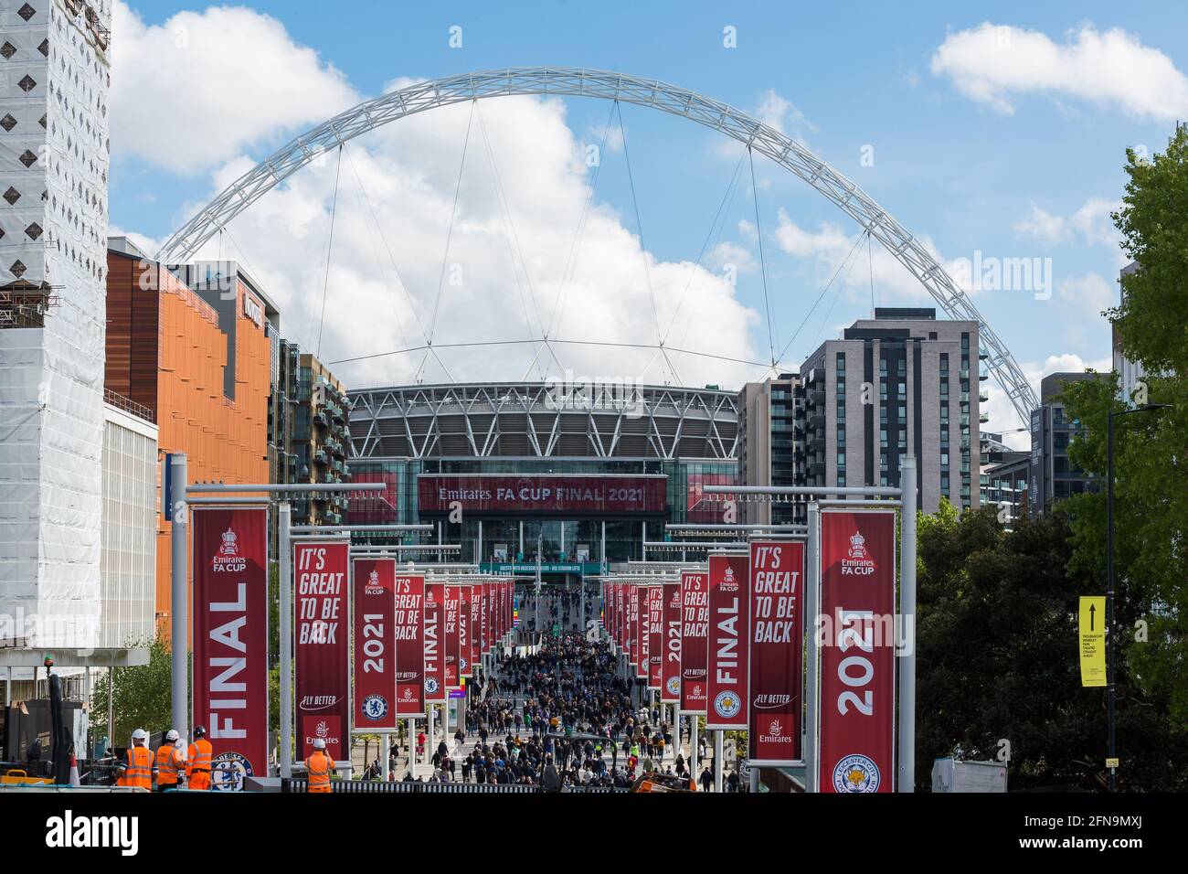 Wembley Stadium, Wembley Park, Großbritannien. Mai 2021. Fußballfans füllen den Olymoic-Weg, als sie zum Emirates FA Cup Finale zwischen Chelsea und Leicester City im Wembley Stadium ankommen. 21,000 Fans werden an dem Spiel teilnehmen, die meisten Zuschauer bei einer Sportveranstaltung seit über einem Jahr aufgrund der anhaltenden Coronavirus-Pandemie. Kredit: amanda Rose/Alamy Live Nachrichten Stockfoto