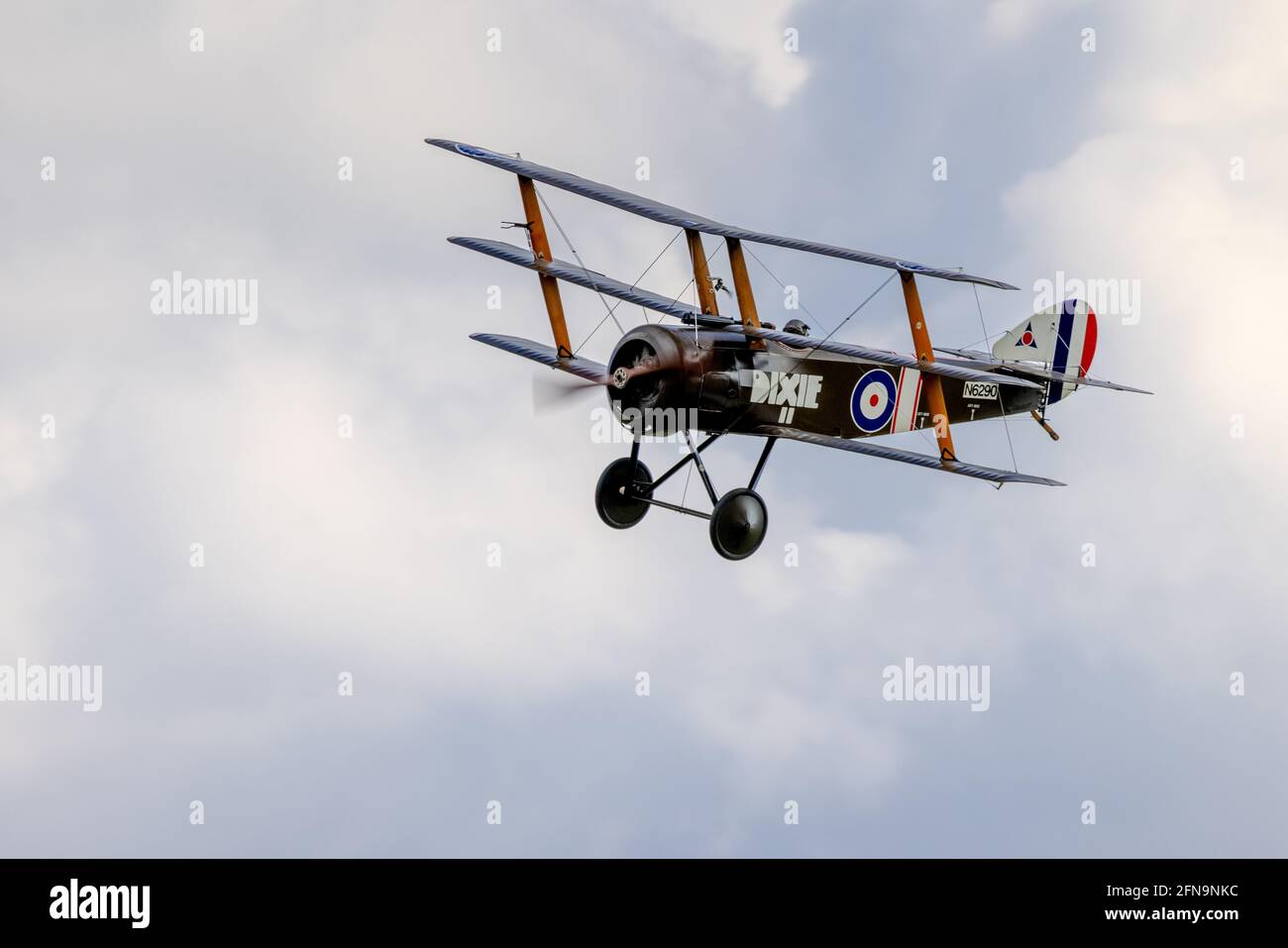 Sopwith Triplane 'Dixie II' wurde am Sonntag, den 2. Mai 2021 bei der Saisonpremiere der Drive-in Airshow in Shuttleworth, Old Warden, in die Luft geflogen Stockfoto