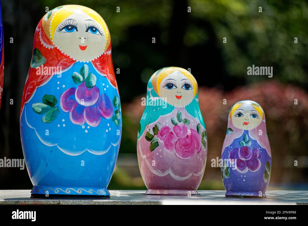 russische Babushka matryoska Puppen im Freien Stockfoto