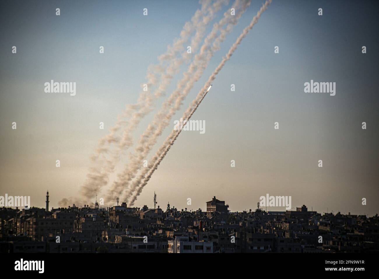 14. Mai 2021: Raketen werden von Khan Yunis im südlichen Gazastreifen in Richtung Israel abgefeuert. Die Eskalation der Gewalt zwischen dem Gazastreifen und Israel hat sich am Mittwoch zum dritten Tag fortgesetzt: 53 Palästinenser wurden durch die israelischen Luftangriffe getötet und 6 Israelis wurden durch die Raketen aus dem Gazastreifen getötet. Die Konfrontation folgt auf die intensiven israelisch-palästinensischen Spannungen in Ostjerusalem seit Beginn des Ramadan, die in israelischen Polizeirazzien auf dem Al-Aqsa-Moschee-Gelände gipfelten. Palästinensische Gruppierungen begannen am Montag mit dem Abschuss von Raketen, nachdem die Hamas Israel davor gewarnt hatte, sich aus der zurückzuziehen Stockfoto