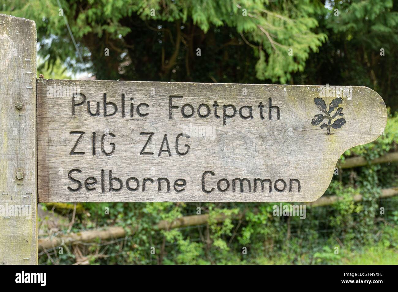 Öffentlicher Fußweg Schild zum berühmten Zickzack (Zickzack) Pfad den steilen Hügel hinauf zum Selborne Common, der vom Naturforscher Gilbert White, Hampshire, großbritannien, erstellt wurde Stockfoto