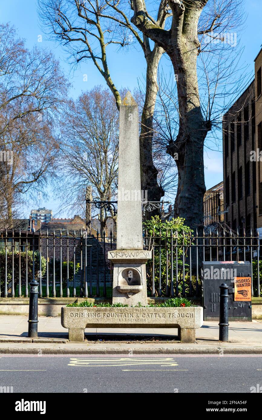 Trinkbrunnen außerhalb der von der Trinking Fountain and Cattle Trough Association vor der Christ Church, Spitalfields, London, Großbritannien zur Verfügung gestellt Stockfoto