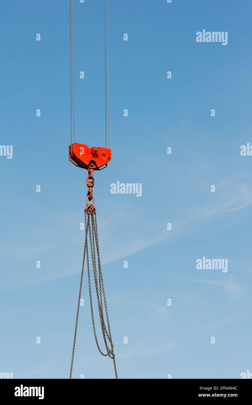 Roter Hakenblock mit Gesicht gegen einen blauen Himmel Stockfoto