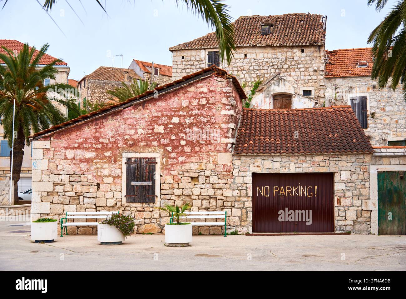 Altes Haus mit Garage in Milna, Kroatien auf der Insel Brac Stockfoto