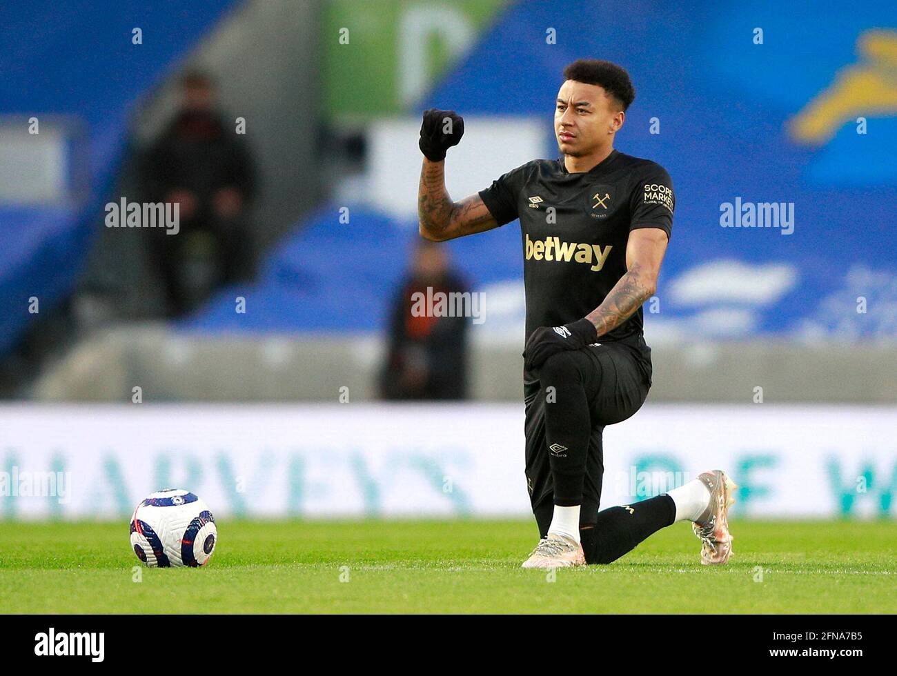 Jesse Lingard von West Ham United kniet und hebt die Faust zur Unterstützung von Black Lives Matter, bevor er während des Premier League-Spiels im American Express Community Stadium in Brighton antritt. Bilddatum: Samstag, 15. Mai 2021. Stockfoto