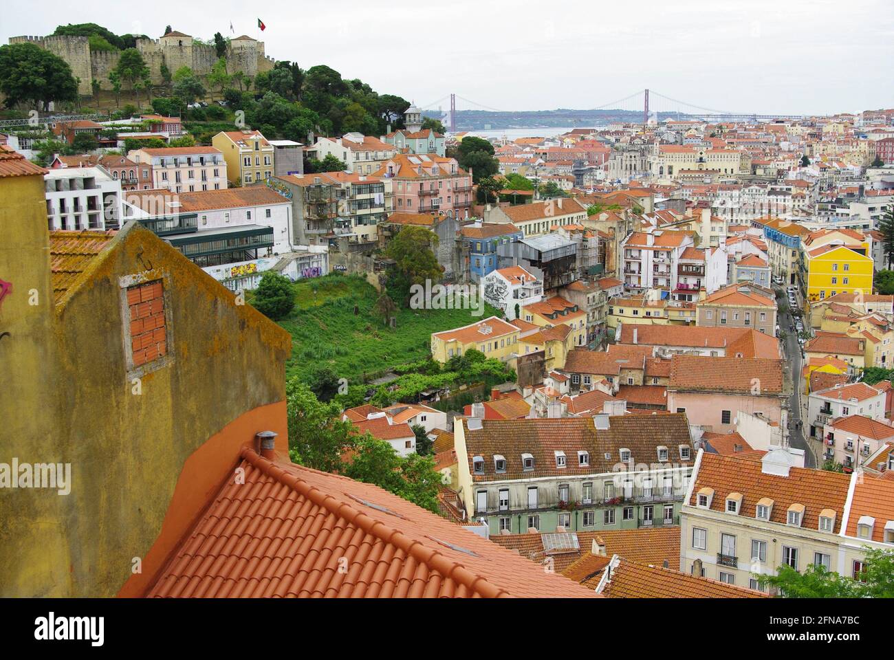 Panoramablick auf die Stadt, die Burg Sao Jorge und die Hängebrücke 25 de Abril, Lissabon, Portugal Stockfoto