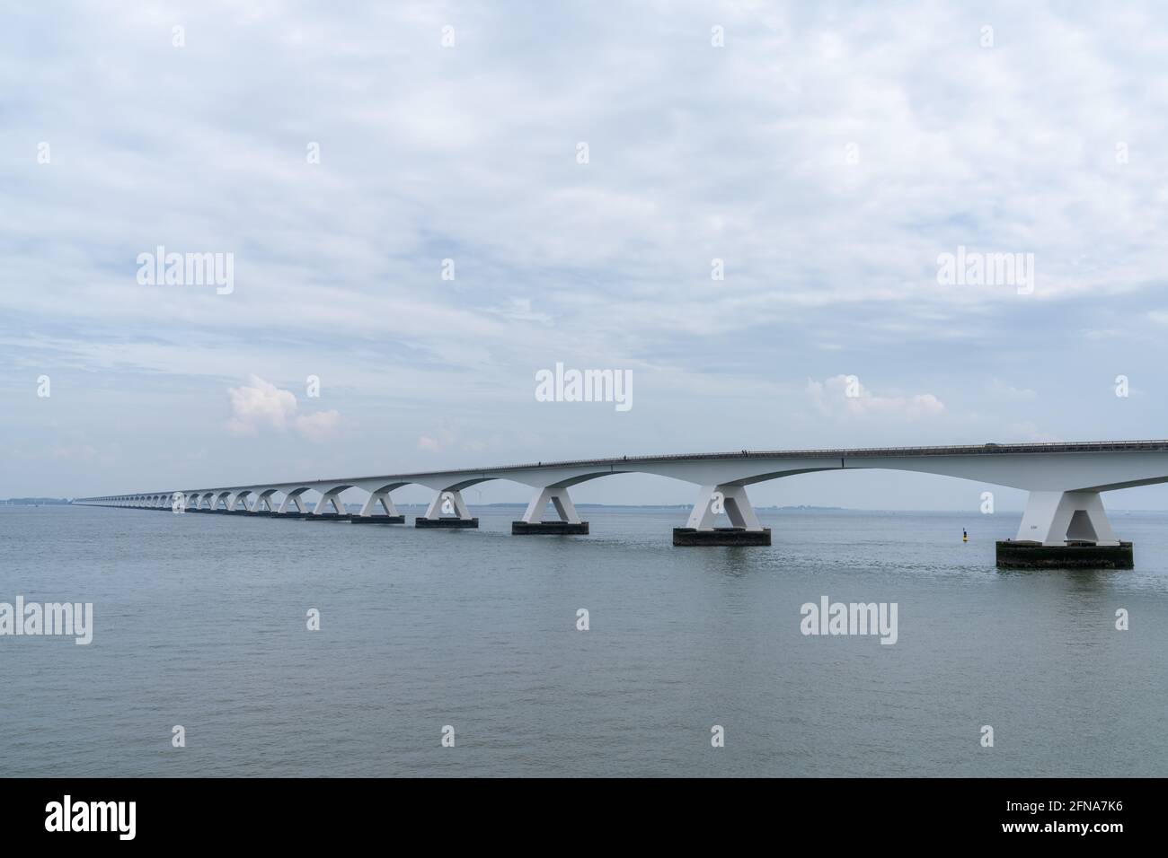 Blick auf die Zeeland-Brücke über den östlichen Scheidt Eastuary in den westlichen Niederlanden Stockfoto