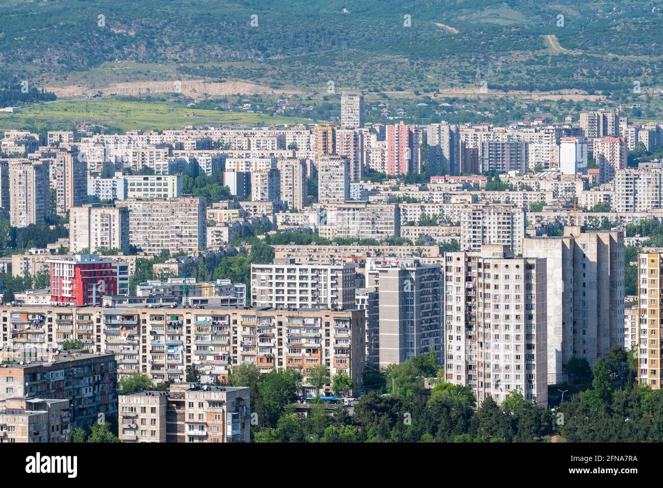 Wohngebiet von Tiflis, mehrstöckige Gebäude in Gldani und Mukhiani. Georgien Stockfoto