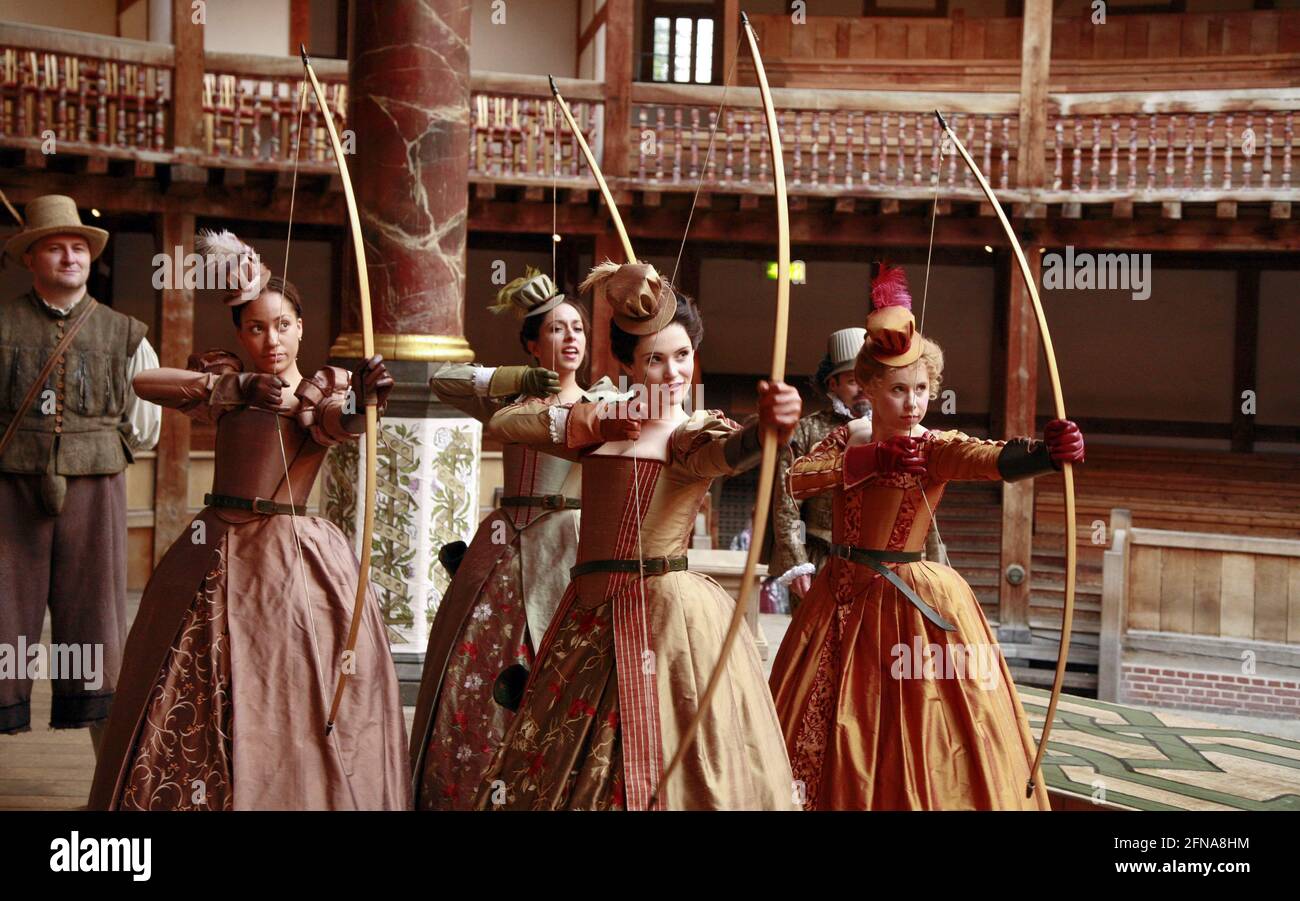 l-r: Andrew Vincent (Dull), Cush Jumbo (Maria), (hinten) Oona Chaplin (Katherine), Gemma Arterton (Rosaline), (hinten, teilweise verdeckt) Paul Rider (Boyet), Michelle Terry (Prinzessin von Frankreich) in LOVE'S LABOR'S LOST by Shakespeare at Shakespeare's Globe, London SE1 11/07/2007 Design: Jonathan Fensom kämpft: Rian Krupole Regie: Dominoinsky Stockfoto