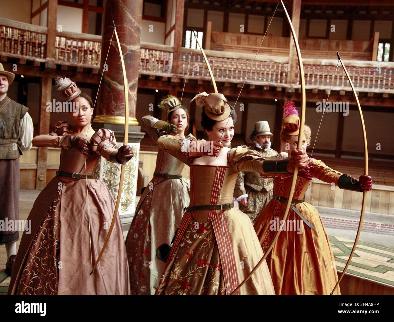 l-r: Andrew Vincent (Dull), Cush Jumbo (Maria), (hinten) Oona Chaplin (Katherine), Gemma Arterton (Rosaline), (hinten) Paul Rider (Boyet), Michelle Terry (Prinzessin von Frankreich) in LOVE'S LABOR'S LOST by Shakespeare at Shakespeare's Globe, London SE1 11/07/2007 Design: Jonathan Fensom Kämpfe: Renny Krupinsky Choreographie: Dominic Dromgoole Regie: Stockfoto