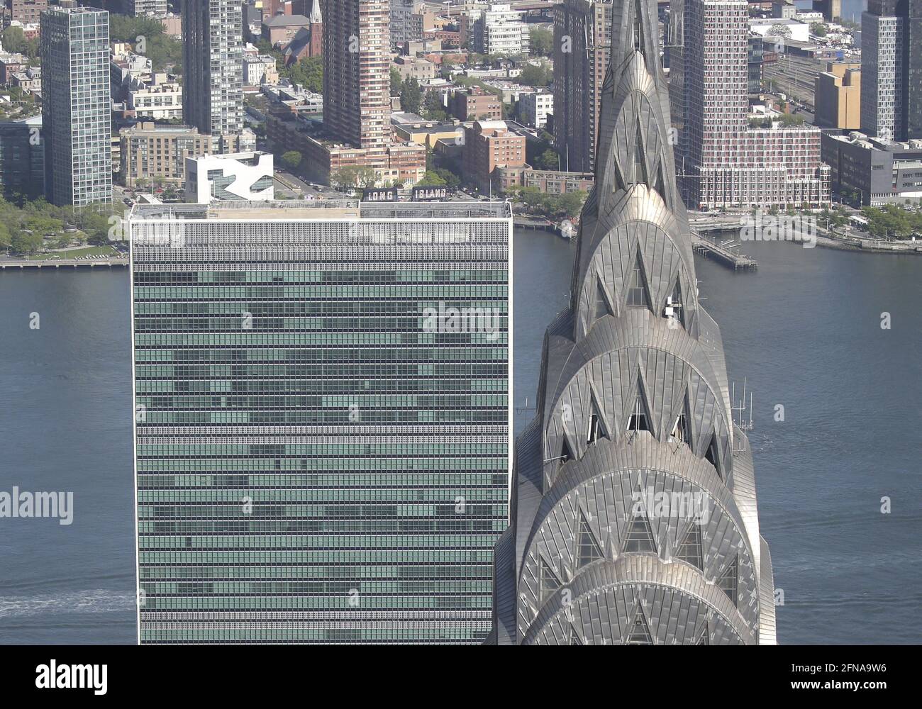 New York, Usa. Mai 2021. Vom Summit One Vanderbilt im One Vanderbilt am Freitag, dem 14. Mai 2021 in New York City können Sie Ansichten des UN-Gebäudes und des Chrysler Building sehen. Summit One ist ein 1,401 Meter über der Krone von One Vanderbilt gelegenes, fesselndes Erlebnis und Observatorium, das direkt mit dem Grand Central Terminal verbunden ist. Summit One Vanderbilts 65,000 Quadratmeter großes multisensorisches Erlebnis mit einer Außenterrasse wird offiziell am 21. Oktober der Öffentlichkeit zugänglich gemacht. Foto von John Angelillo/UPI Credit: UPI/Alamy Live News Stockfoto