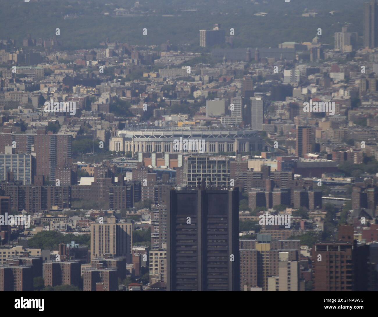 New York, Usa. Mai 2021. Vom Summit One Vanderbilt im One Vanderbilt am Freitag, dem 14. Mai 2021 in New York City kann man den Blick auf das Yankee Stadium genießen. Summit One ist ein 1,401 Meter über der Krone von One Vanderbilt gelegenes, fesselndes Erlebnis und Observatorium, das direkt mit dem Grand Central Terminal verbunden ist. Summit One Vanderbilts 65,000 Quadratmeter großes multisensorisches Erlebnis mit einer Außenterrasse wird offiziell am 21. Oktober der Öffentlichkeit zugänglich gemacht. Foto von John Angelillo/UPI Credit: UPI/Alamy Live News Stockfoto