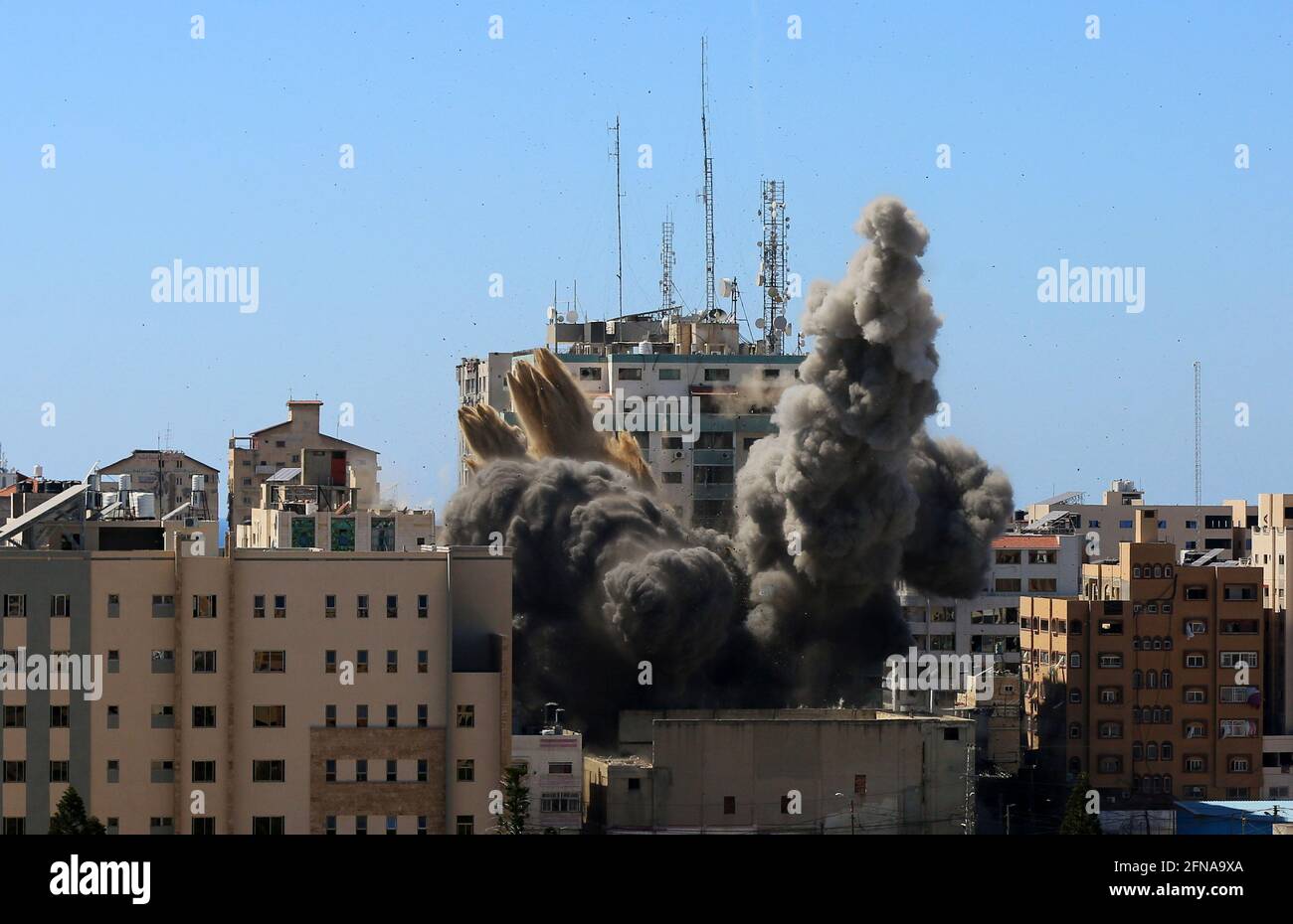 Gaza, Gaza. Mai 2021. Nach einem israelischen Luftangriff am Samstag, dem 15. Mai 2021, in Gaza-Stadt, bricht die Explosion aus einem Gebäude aus, in dem verschiedene internationale Medien, darunter die Associated Press, untergebracht sind. Der Angriff kam etwa eine Stunde, nachdem das israelische Militär den Menschen befohlen hatte, das Gebäude zu evakuieren, in dem sich auch Al-Jazeera und eine Reihe von Büros und Wohnungen befanden. Es gab keine unmittelbare Erklärung dafür, warum das Gebäude ins Visier genommen wurde. Foto von Ahmad Zaqut/UPI Credit: UPI/Alamy Live News Stockfoto