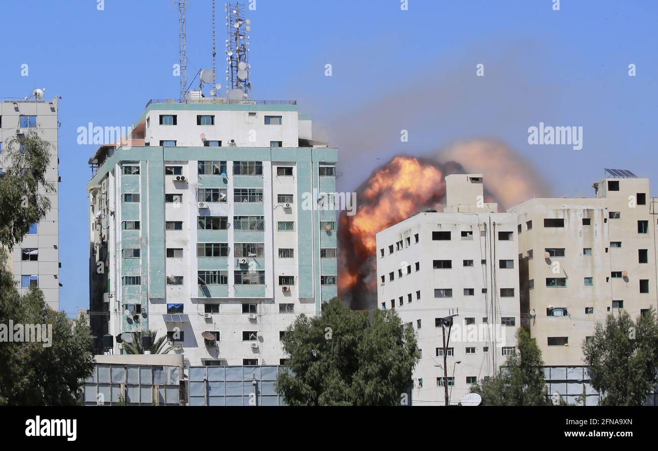Gaza, Gaza. Mai 2021. Nach einem israelischen Luftangriff am Samstag, dem 15. Mai 2021 in Gaza City, bricht aus einem Gebäude, in dem verschiedene internationale Medien, darunter die Associated Press, untergebracht sind, ein Feuerball aus. Der Angriff kam etwa eine Stunde, nachdem das israelische Militär den Menschen befohlen hatte, das Gebäude zu evakuieren, in dem sich auch Al-Jazeera und eine Reihe von Büros und Wohnungen befanden. Es gab keine unmittelbare. Foto von Ahmad Zaqut/UPI Kredit: UPI/Alamy Live News Stockfoto