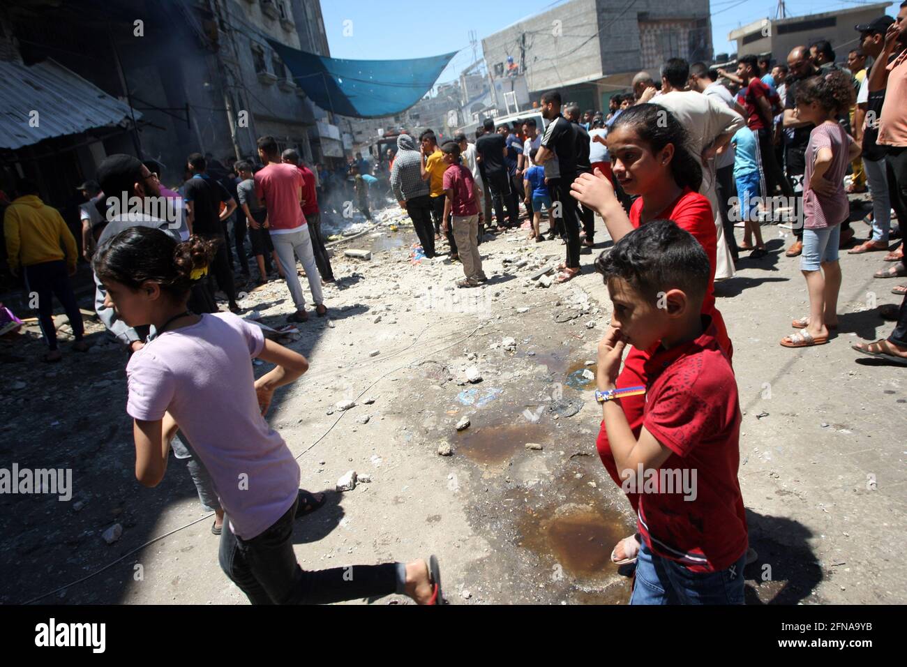 Rafah, Gaza. Mai 2021. Palästinensische Mädchen weinen am Samstag, den 15. Mai 2021, durch die Trümmer, nachdem Israel das Haus in Rafah im südlichen Gazastreifen angegriffen hatte. Israel hat Gaza weiterhin gejagt, wobei die Zahl der Todesopfer in der Enklave am fünften Tag des Konflikts auf über 139 ansteigt, die 1000 Verletzte getötet haben, darunter 37 Kinder und 22 Frauen. Foto von Ismael Mohamad/UPI Credit: UPI/Alamy Live News Stockfoto