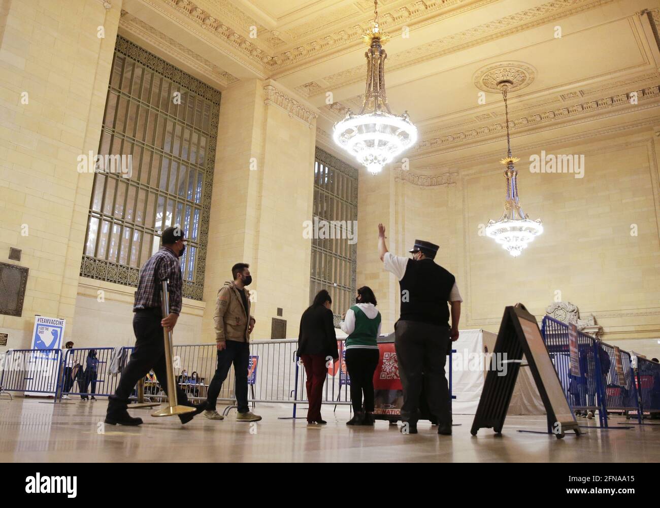 New York, Usa. Mai 2021. Ein Transitmitarbeiter weist Menschen an, die Schlange stehen, um sich impfen zu lassen, als New York City am Mittwoch, den 12. Mai 2021, in der Vanderbilt Hall am Grand Central Terminal eine Pop-up-Impfstelle öffnet. Foto von John Angelillo/UPI Credit: UPI/Alamy Live News Stockfoto