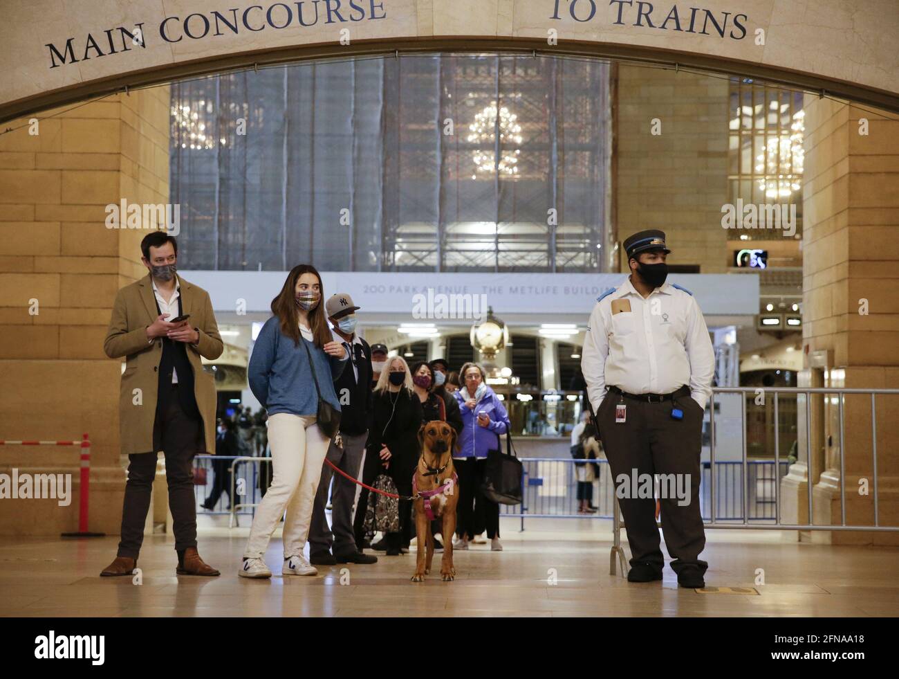 New York, Usa. Mai 2021. Ein Durchgangsmitarbeiter steht mit Menschen, die Schlange stehen, um sich impfen zu lassen, als New York City am Mittwoch, den 12. Mai 2021, in New York City in der Vanderbilt Hall am Grand Central Terminal eine Pop-up-Impfstelle eröffnet. Foto von John Angelillo/UPI Credit: UPI/Alamy Live News Stockfoto