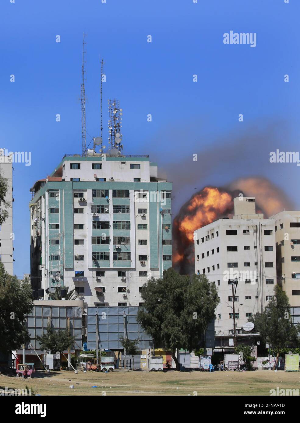 Gaza, Gaza. Mai 2021. Nach einem israelischen Luftangriff am Samstag, dem 15. Mai 2021 in Gaza-Stadt, bricht aus einem Gebäude, in dem verschiedene internationale Medien, darunter die Associated Press, untergebracht sind, ein Feuerball aus. Der Angriff kam etwa eine Stunde, nachdem das israelische Militär den Menschen befohlen hatte, das Gebäude zu evakuieren, in dem sich auch Al-Jazeera und eine Reihe von Büros und Wohnungen befanden. Es gab keine unmittelbare Erklärung dafür, warum das Gebäude ins Visier genommen wurde. Foto von Ahmad Zaqut/UPI Credit: UPI/Alamy Live News Stockfoto