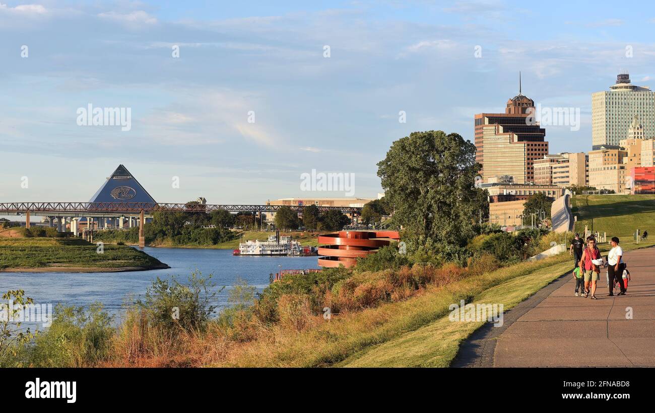 Memphis, TN, USA - 24. September 2019: Gehweg entlang des Mississippi River mit der Bass Pro Shop Pyramide im Hintergrund. Stockfoto