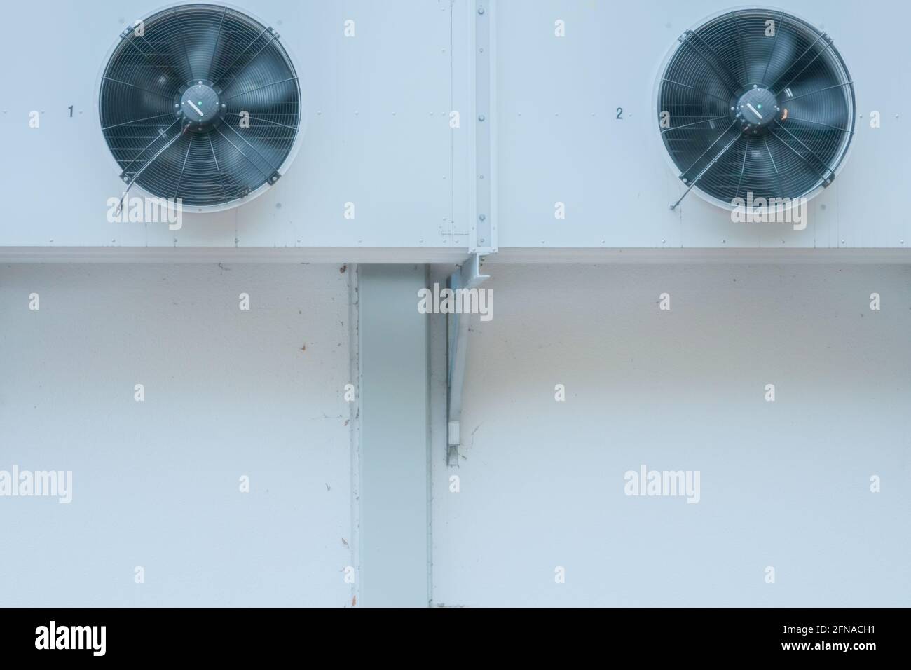 Klimaanlage an einer weißen Hauswand. Stockfoto