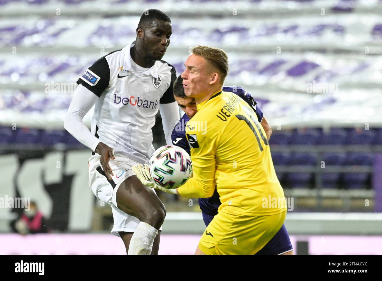 Genks Paul Onuachu, Anderlechts Matt Miazga und Anderlechts Torhüter Bart Verbruggen kämpfen während eines Fußballmatches zwischen RSCA Royal um den Ball Stockfoto