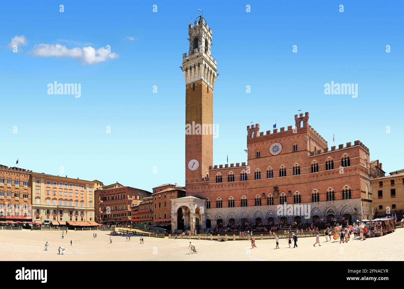 Stadt Siena. Toskana. Italien. 06/30/2016. Place du champ und öffentlicher Palast, lebhafter Ort im Zentrum der historischen Stadt. Stockfoto