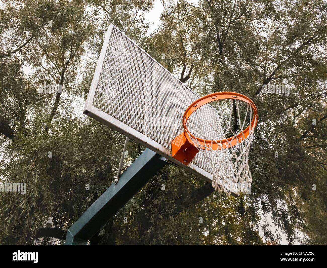 Basketball auf der Straße. Städtischer Stil mit grünen Bäumen Hintergrund.  Gesunder Lebensstil. Basketballkorb Stockfotografie - Alamy