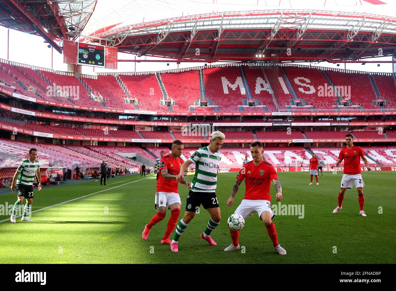 Lissabon, Portugal. Mai 2021. Pedro Goncalves von Sporting CP (C ) spielt  mit Alejandro Grimaldo von SL Benfica (R ) während des Fußballspiels der  Portugiesischen Liga zwischen SL Benfica und Sporting CP