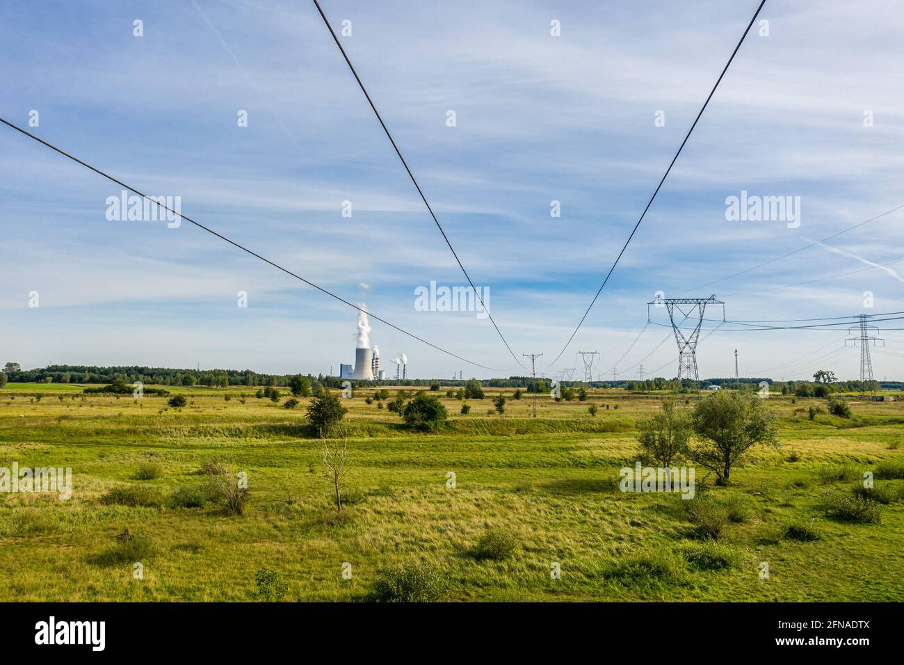Kraftwerk unter launisch bewölktem Himmel aus der Luft Stockfoto