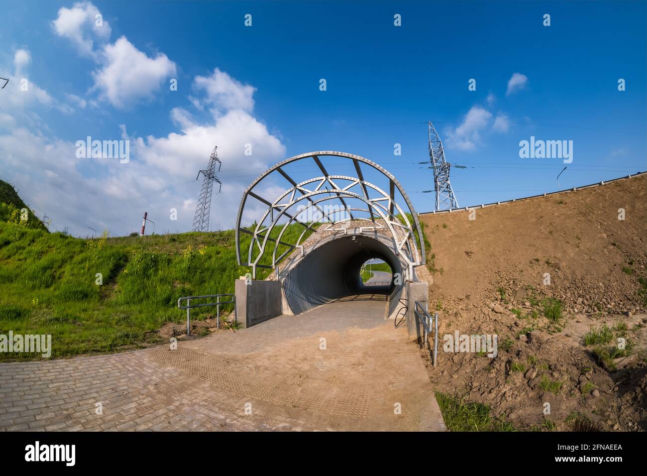 Runder Tunnelpfad auf blauem Himmel Hintergrund Stockfoto