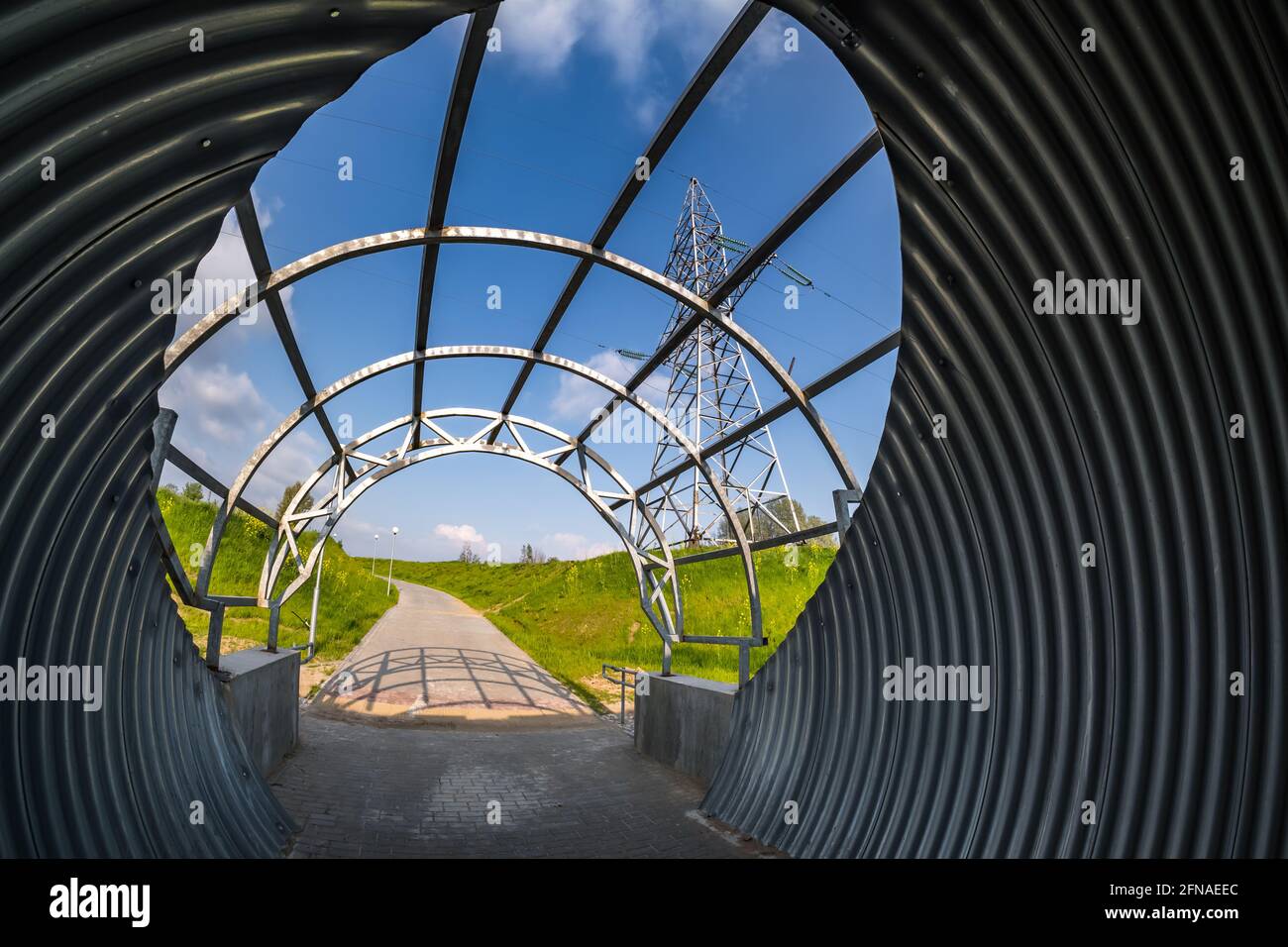 Runder Tunnelpfad auf blauem Himmel Hintergrund Stockfoto