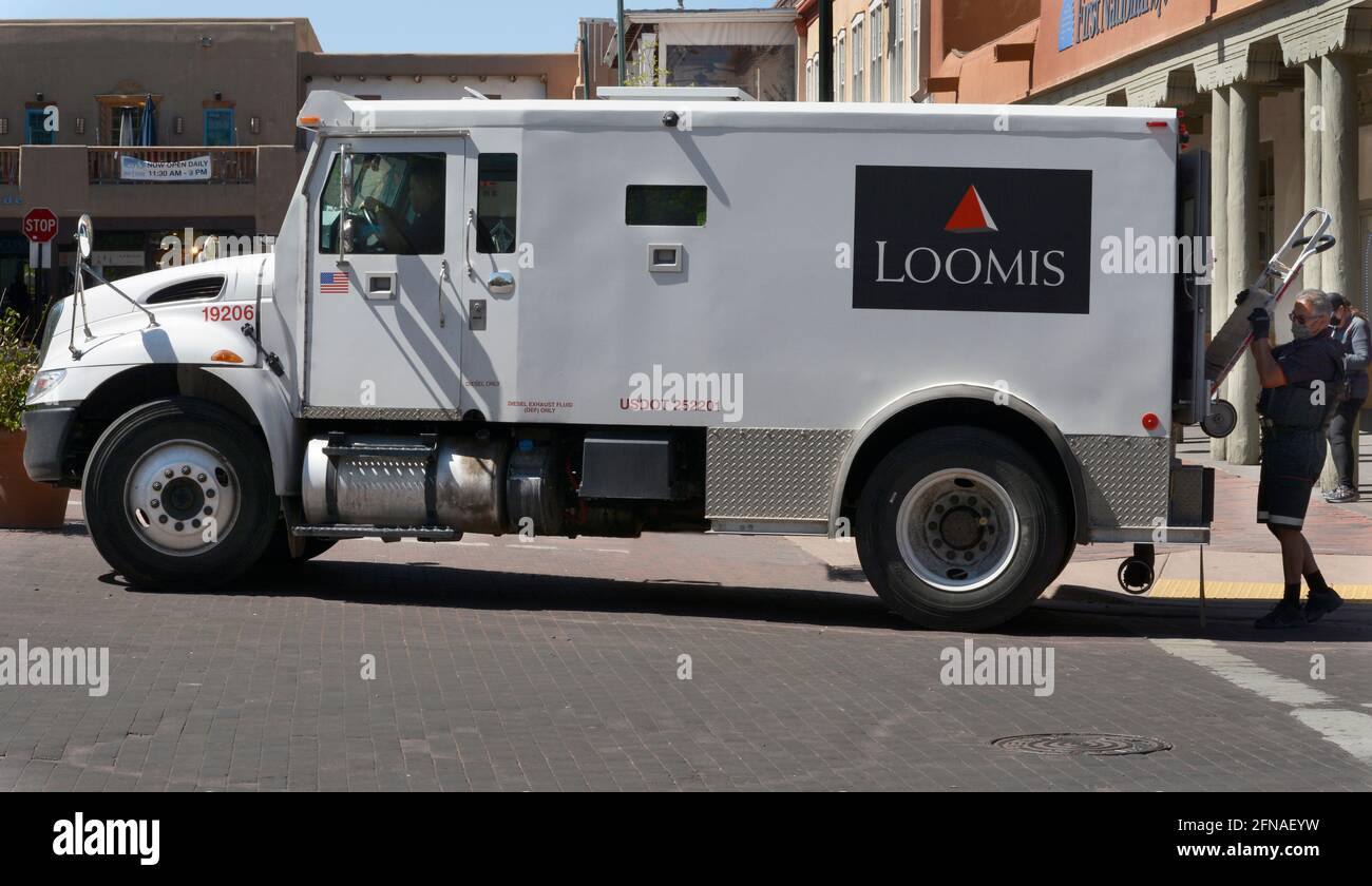 Ein gepanzerter Loomis-LKW stellt eine Barzahlung an eine Bank in Santa Fe, New Mexico, bereit. Stockfoto