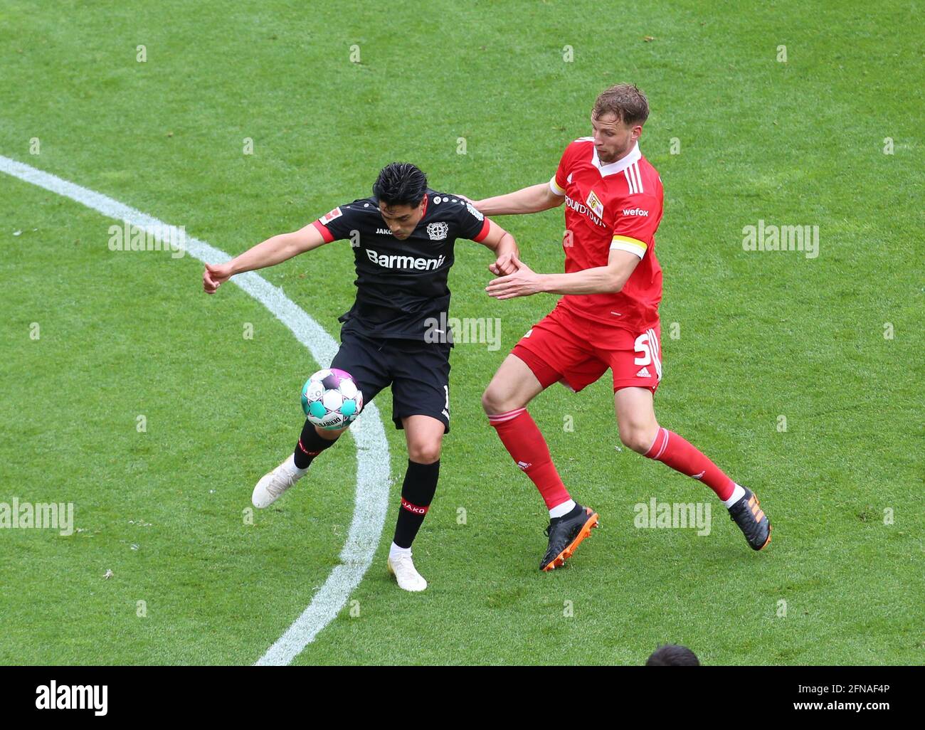 Leverkusen, Deutschland. Mai 2021. Bundesliga, Spieltag 33, Bayer 04 Leverkusen vs 1. Die DFL-VORSCHRIFTEN des FC Union Berlin, Nadiem Amiri (Leverkusen) und Marvin Friedrich (Union) VERBIETEN DIE VERWENDUNG VON FOTOS ALS BILDSEQUENZEN UND/ODER QUASI-VIDEOkampf um den Ball. Quelle: Jürgen Schwarz/Alamy Live News Stockfoto