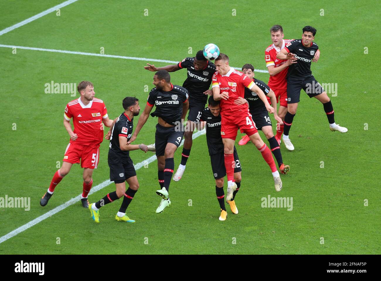 Leverkusen, Deutschland. Mai 2021. Bundesliga, Spieltag 33, Bayer 04 Leverkusen vs 1. FC Union Berlin, Marvin Friedrich (Union), Kerem Demirbay (Leverkusen), Jonathan Tah (Leverkusen), Edmond Tapsoba (Leverkusen), Charles Aranguiz (Leverkusen), Nico Schlotterbeck (Union), Patrik Schick (Leverkusen) die DFL-VORSCHRIFTEN VERBIETEN DIE VERWENDUNG VON FOTOS ALS BILDSEQUENZEN UND/ODER QUASI-VIDEOkampf um den Ball. Quelle: Jürgen Schwarz/Alamy Live News Stockfoto