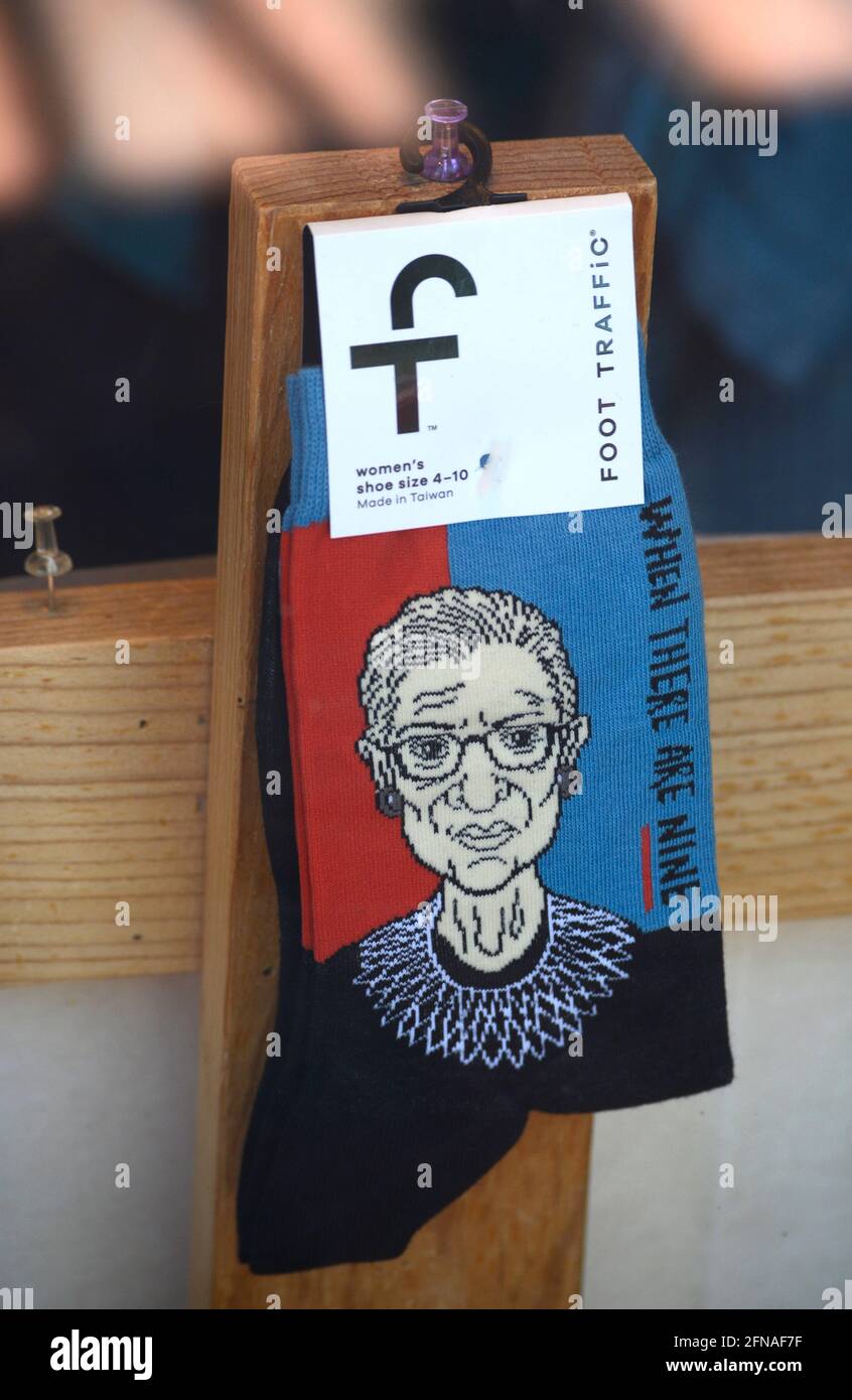 Ein Paar Damensocken, verziert mit einem Porträt von Ruth Bader Ginsburg, ehemaliger Associate Justice des Obersten Gerichtshofs der USA, zum Verkauf in einem Geschäft. Stockfoto