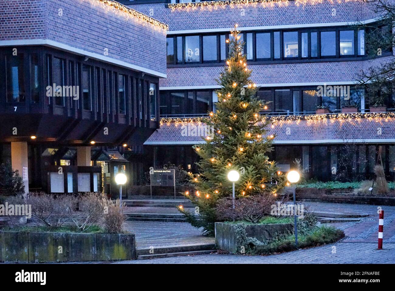 Geschmückter, beleuchteter Weihnachtsbaum vor einem Rathaus in Oberbayern. Stockfoto
