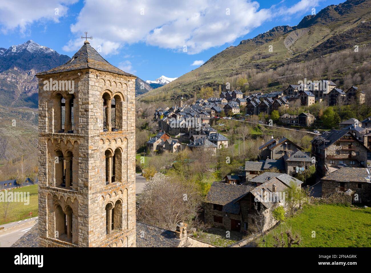 Glockenturm der Kirche Sant climent, Dorf Taüll, Vall Boí, Lleida, Katalonien, Spanien Stockfoto