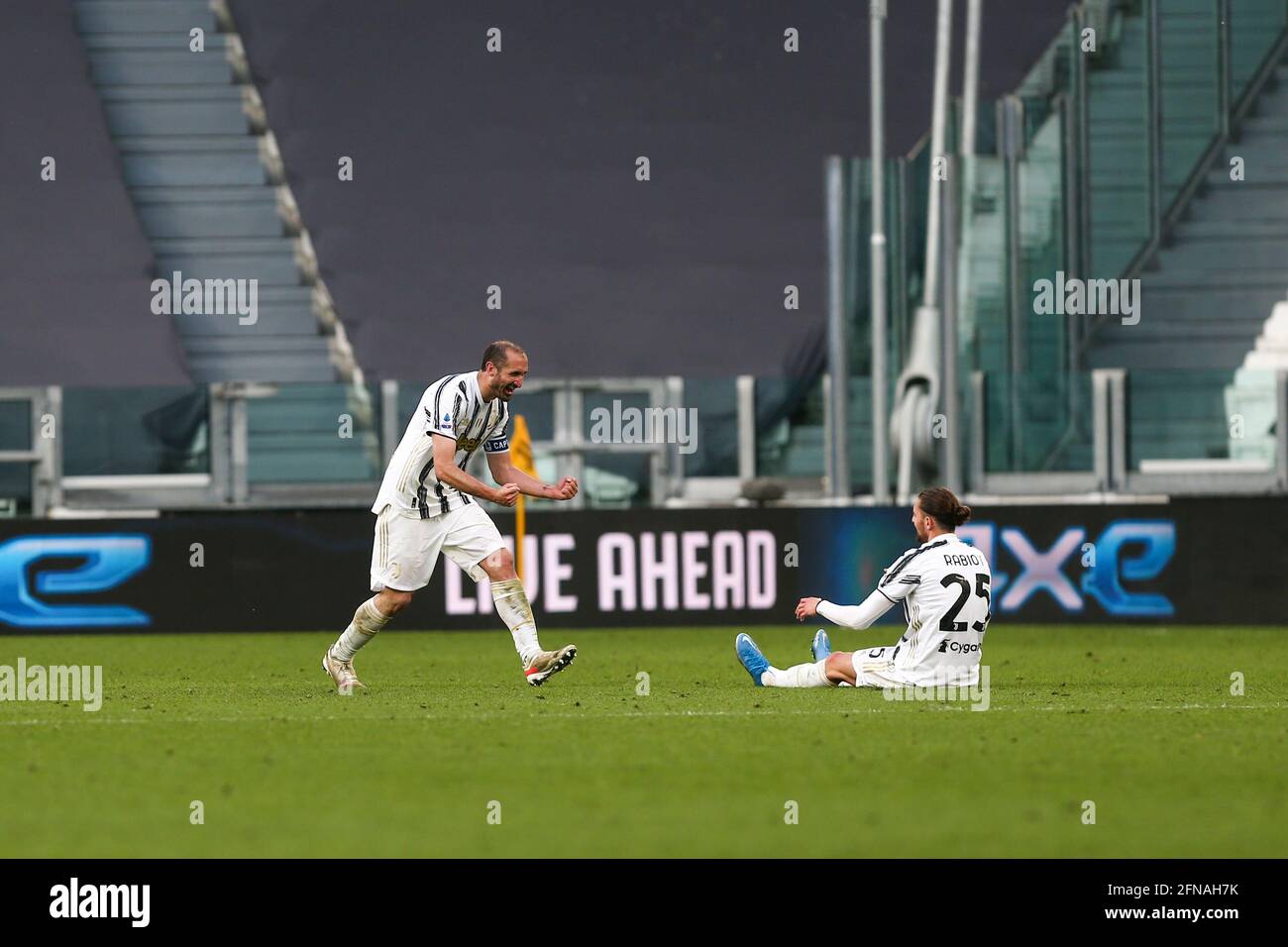Giorgio Chiellini vom FC Juventus und Adrien Rabiot von Juventus FC feiert den Sieg nach dem Spiel zwischen Juventus FC Und FC Internazionale AT Stockfoto