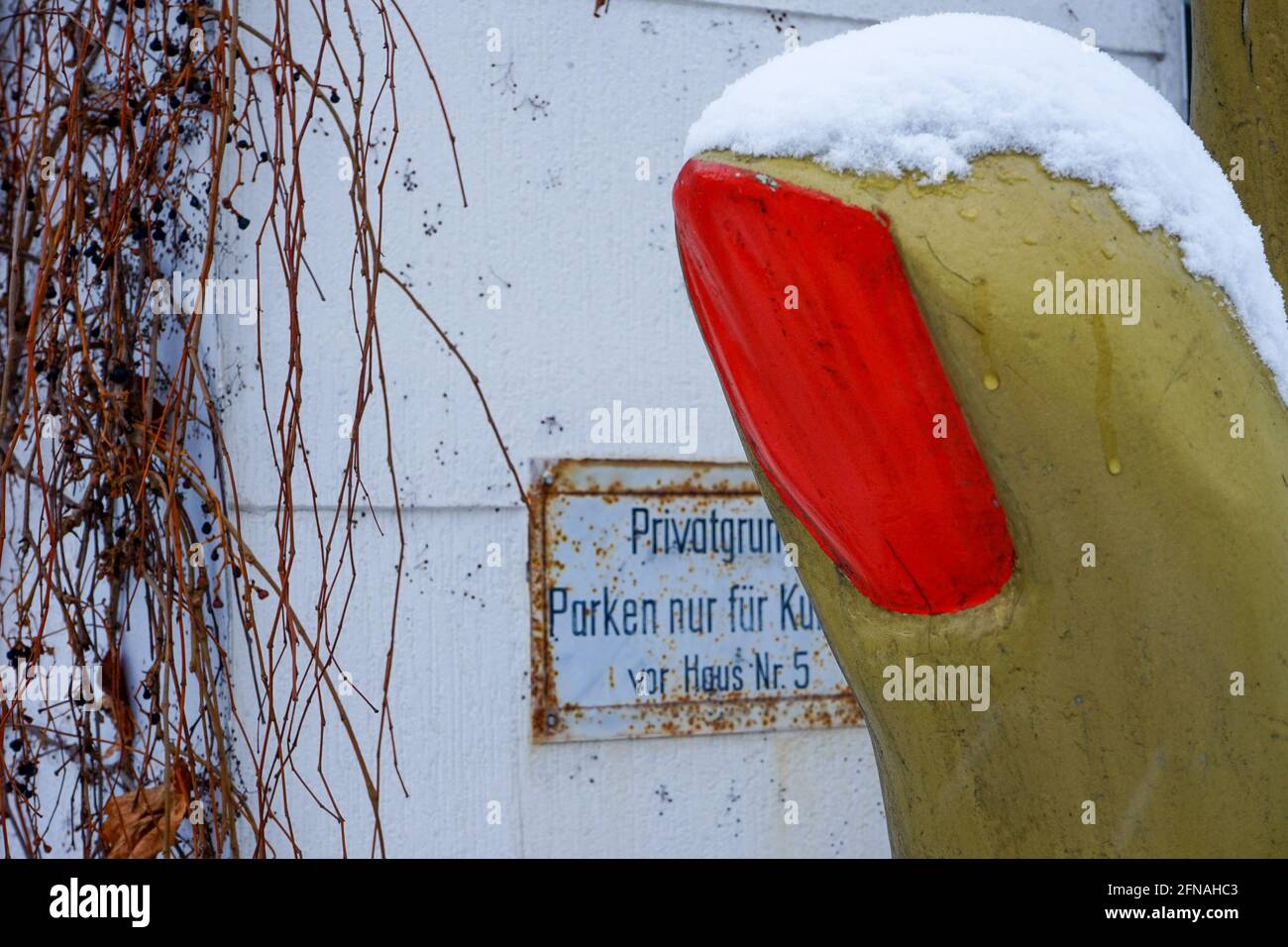 Blick auf einen überdimensionalen goldenen Finger mit einem rot lackierten Nagel als Werbeskulptur für einen Nagelsalon. Stockfoto